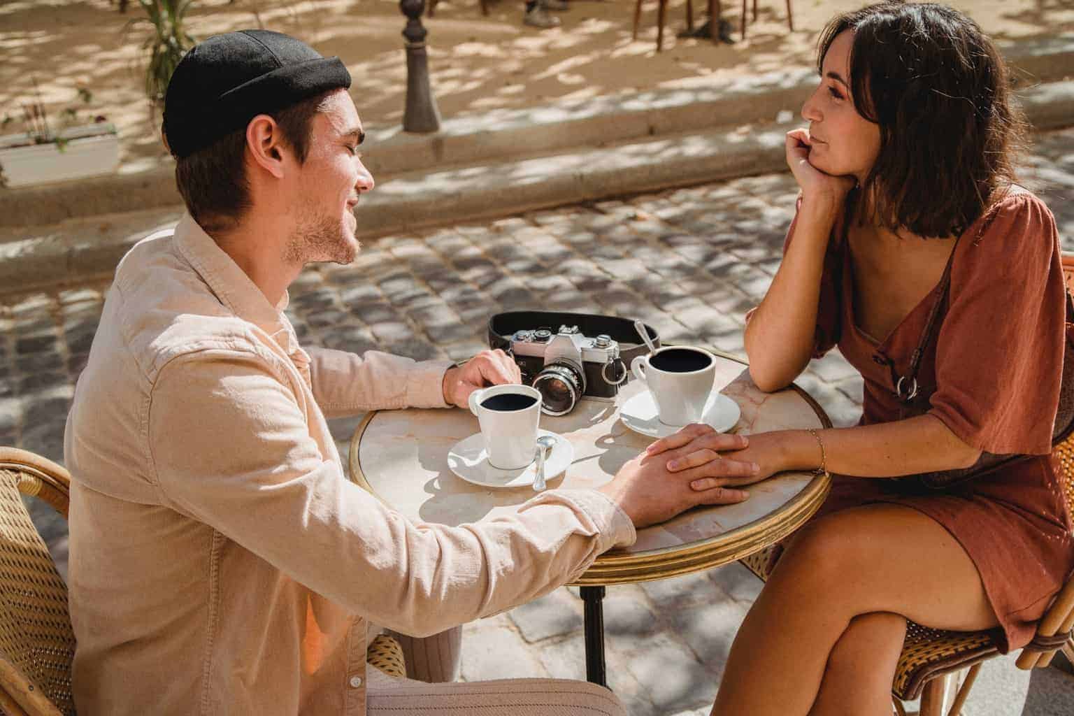 53 mejores iniciadores de conversación para parejas