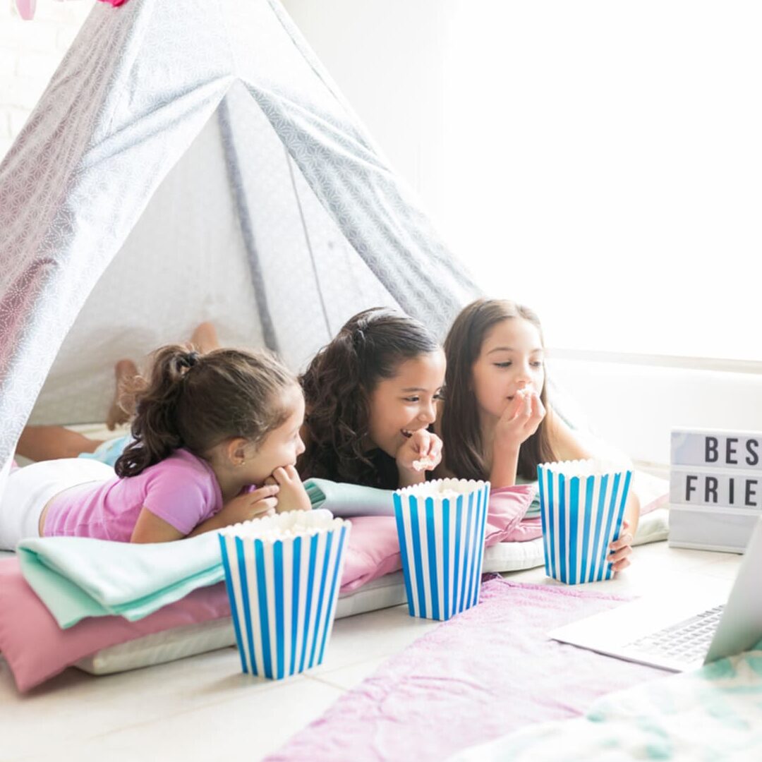 40 mejores cosas para hacer en una fiesta de pijamas (¡ideas divertidas!) - Desfile