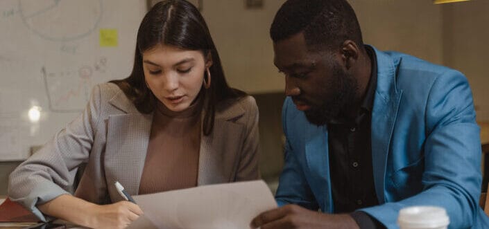 5 señales de que le gustas a una compañera de trabajo 5 señales de que le gustas a una compañera de trabajo