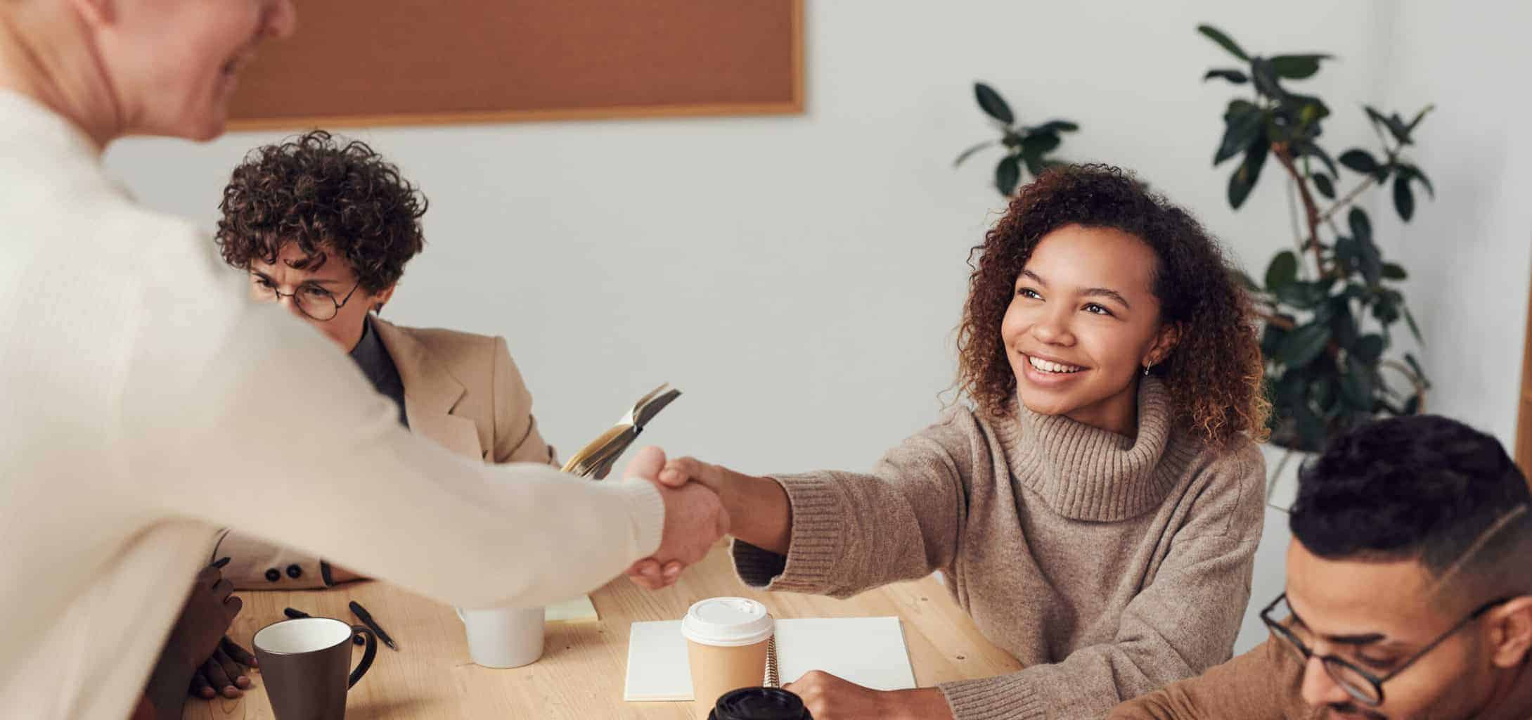 5 señales de que le gustas a una compañera de trabajo 5 señales de que le gustas a una compañera de trabajo