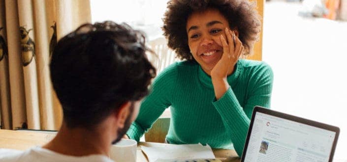 5 señales de que le gustas a una compañera de trabajo 5 señales de que le gustas a una compañera de trabajo