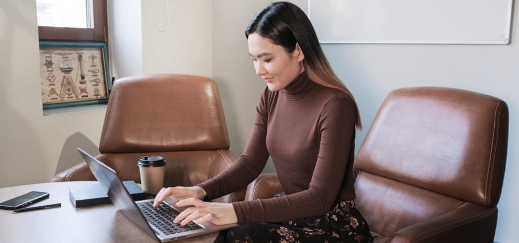 5 señales de que le gustas a una compañera de trabajo 5 señales de que le gustas a una compañera de trabajo