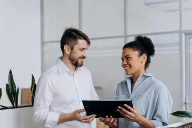 5 señales de que le gustas a una compañera de trabajo 5 señales de que le gustas a una compañera de trabajo
