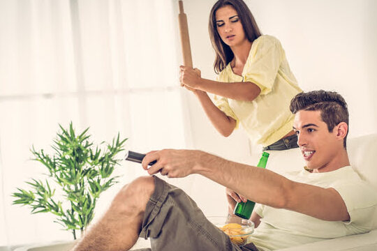 ¿Es normal que mi novia me pegue?